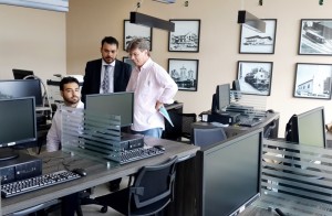 diretores inspecionam  instalações