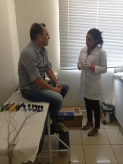 Advogado realizando exame de eletrocardiograma